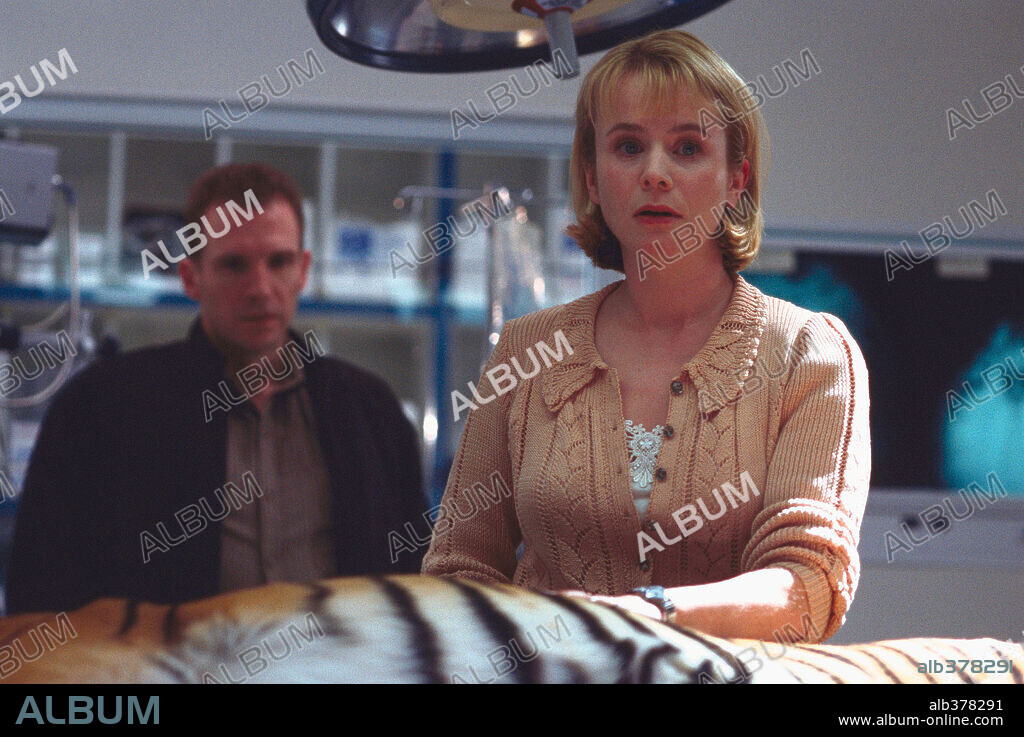 EMILY WATSON and RALPH FIENNES in RED DRAGON, 2002, directed by BRETT RATNER. Copyright UNIVERSAL STUDIOS / WILSON, GLEN.