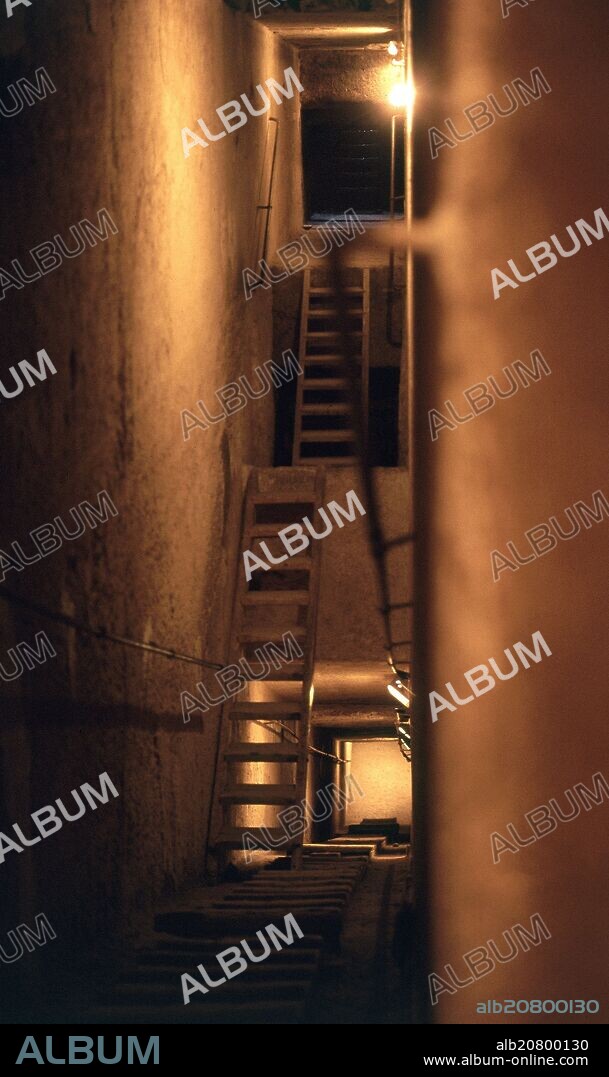INTERIOR-ESCALERAS DE ACCESO A LA PIRAMIDE DE KEFREN - IV DINASTIA - HACIA EL 2550 AC - FOTO AÑOS 70.
