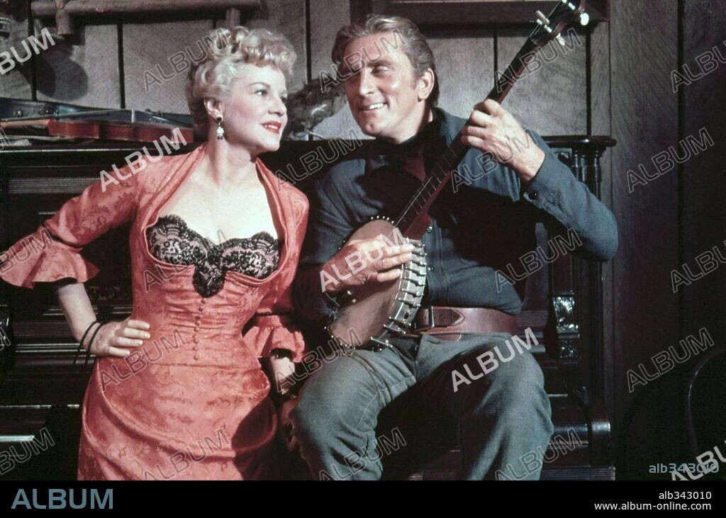 CLAIRE TREVOR y KIRK DOUGLAS en LA PRADERA SIN LEY, 1955 (MAN WITHOUT A STAR), dirigida por KING VIDOR. Copyright UNIVERSAL PICTURES.