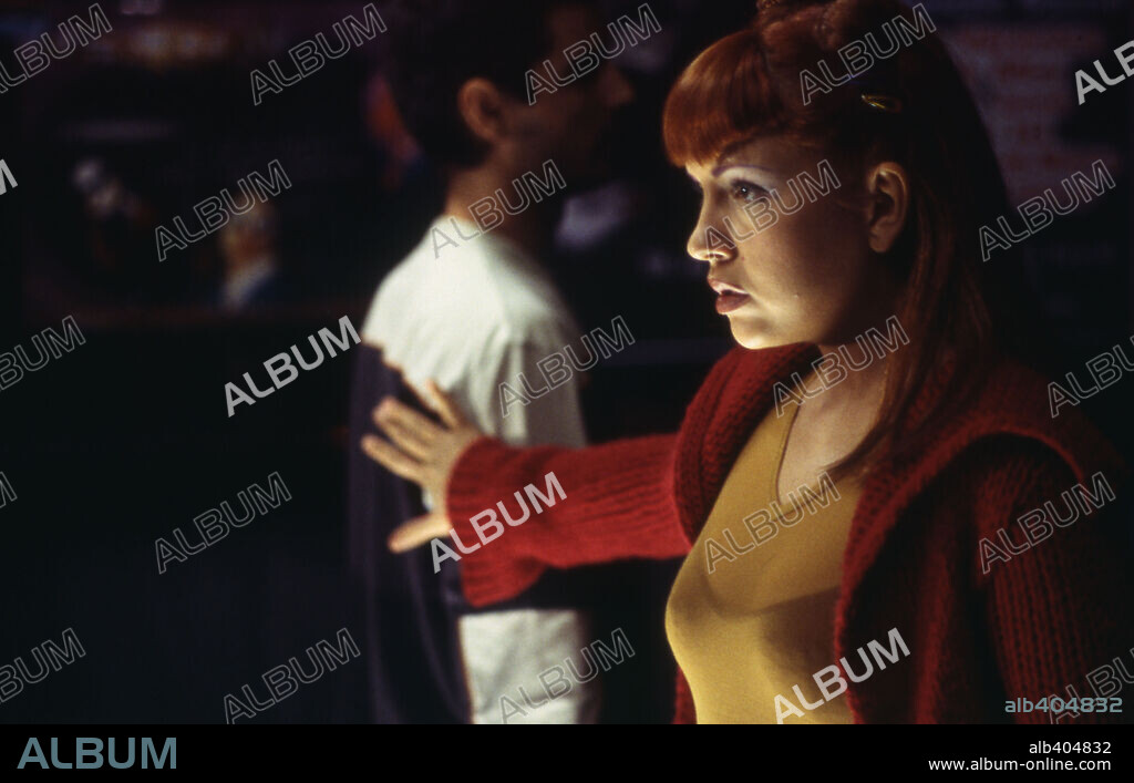 LAURA MANZANEDO en MAS DE MIL CAMARAS VELAN POR TU SEGURIDAD, 2003, dirigida por DAVID ALONSO. Copyright LOTUS FILM INTERNATINAL/ENSUEÑO FILMS.