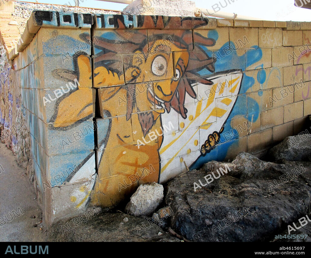 Ilustración caricatura de hombre con tabla de surf, graffiti mural, Poblenou, Distrito San Martin, Barcelona en 2013.