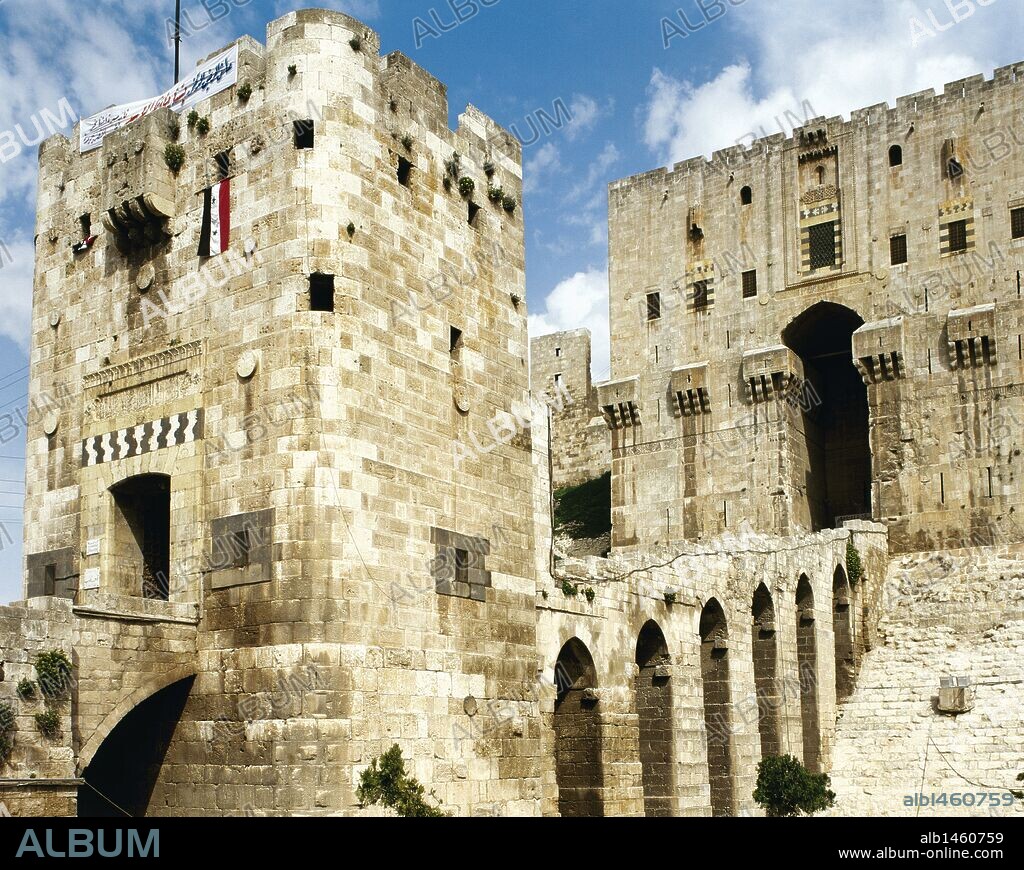 SIRIA. CIUDADELA DE ALEPO. Su aspecto actual se debe a la reconstrucción realizada entre los siglos XII y XV. Vista de la ALMENA DE ENTRADA que, a través de un PUENTE ESCALONADO sobre un foso, comunica con el BASTION, al fondo.