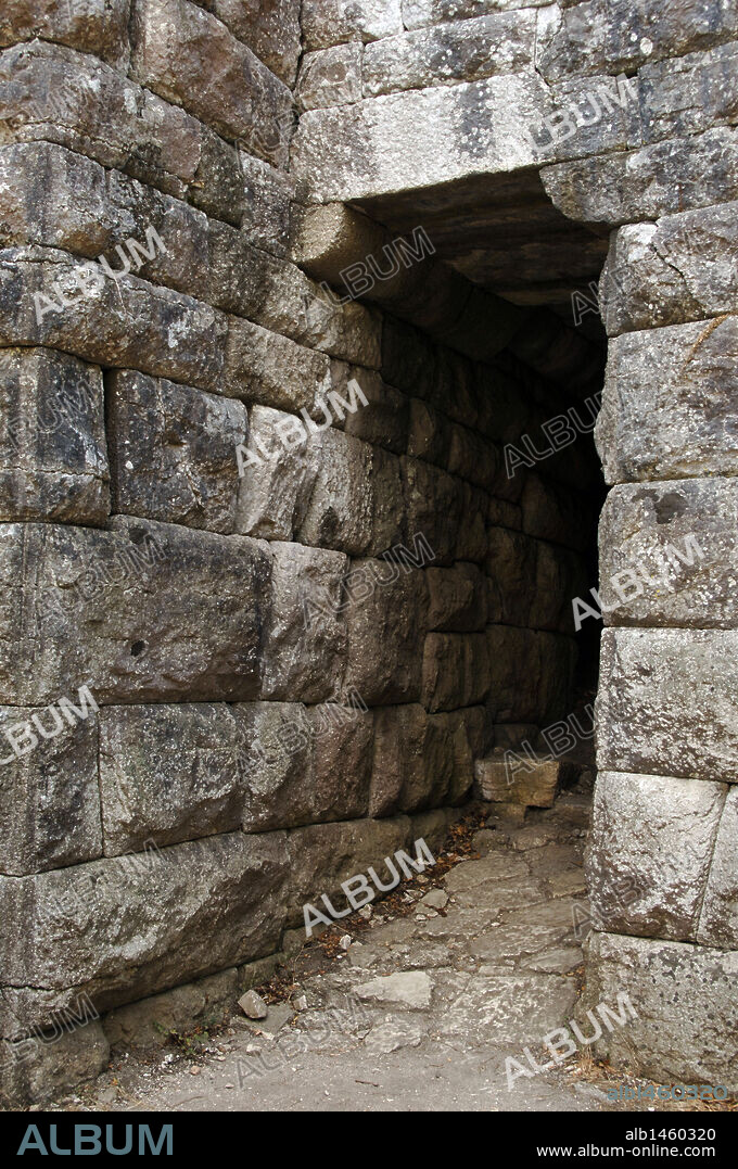 ARTE GRIEGO. EPOCA HELENISTICA. REPUBLICA DE ALBANIA. MURALLA CICLOPEA de la ciudad antigua, fechada en el s. IV aC. Vista de la puerta de acceso llamada PUERTA DEL LAGO. BUTRINTO.