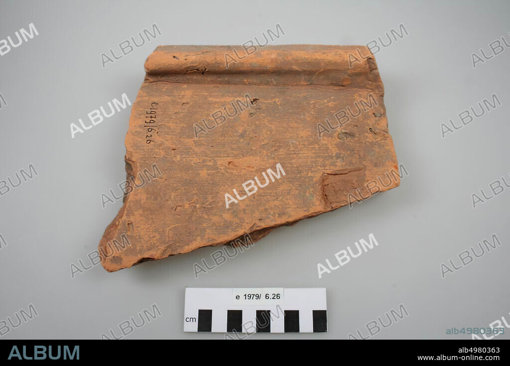 Netherlands Roman period, roof tile, tegula, fragment, earthenware, brick, 22 x 18.1 x 5.7 cm, roman, the Netherlands, Gelderland, Berg en Dal, Berg en Dal, De Holdeurn.