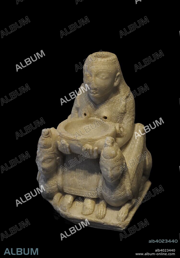 Dama de Galera. Escultura de producción fenicia de principios del siglo VIII a. C. Alabastro. Representa a una diosa entronizada (Astarté) flanqueada por dos efigies con la doble corona egipcia. Sostiene un cuenco con ambas manos. Concebida como recipiente ritual para guardar el aceite para ungir al difunto. Hallada en una tumba ibérica del siglo V a. C. Procedente de la Necrópolis de Tútugi, zona I, sepultura 20 (Galera, provincia de Granada, Andalucía). Museo Arqueológico Nacional. Madrid. España.