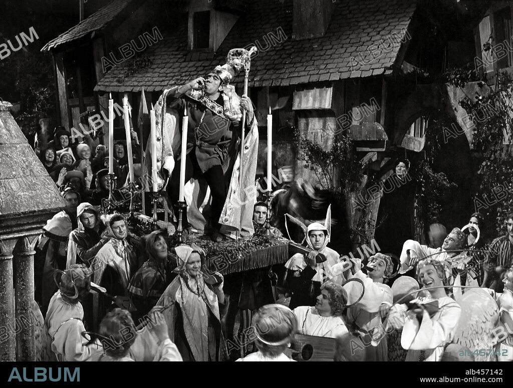 ANTHONY QUINN in THE HUNCHBACK OF NOTRE DAME, 1956 (NOTRE DAME DE PARIS), directed by JEAN DELANNOY. Copyright PARIS-FILM PRODUCTIONS/ALLIED ARTISTS / VOINQUEL, RAYMOND.