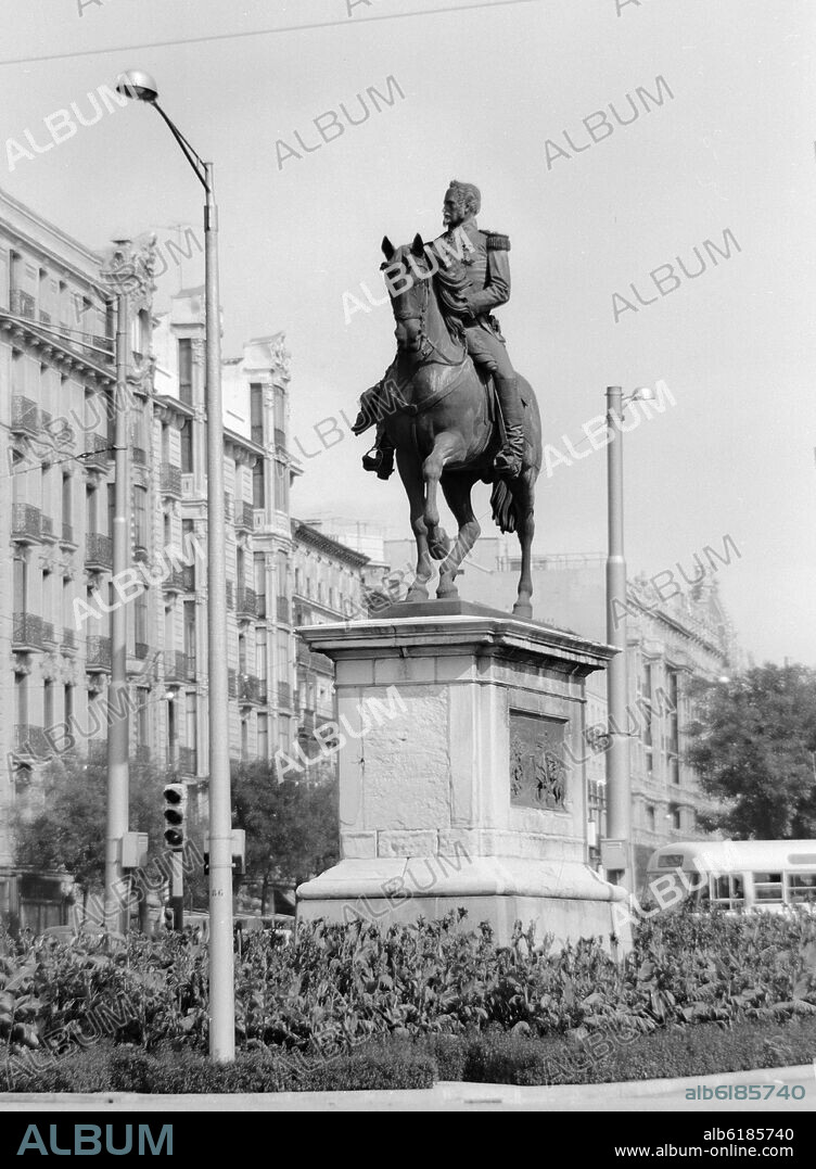 PABLO GIBERT ROIG (1853-1914). ESTATUA ECUESTRE DEL GENERAL ESPARTERO EN LA CALLE ALCALA INAUGURADA EN 1886 - FOTOGRAFIA EN BLANCO Y NEGRO - AÑOS 50.