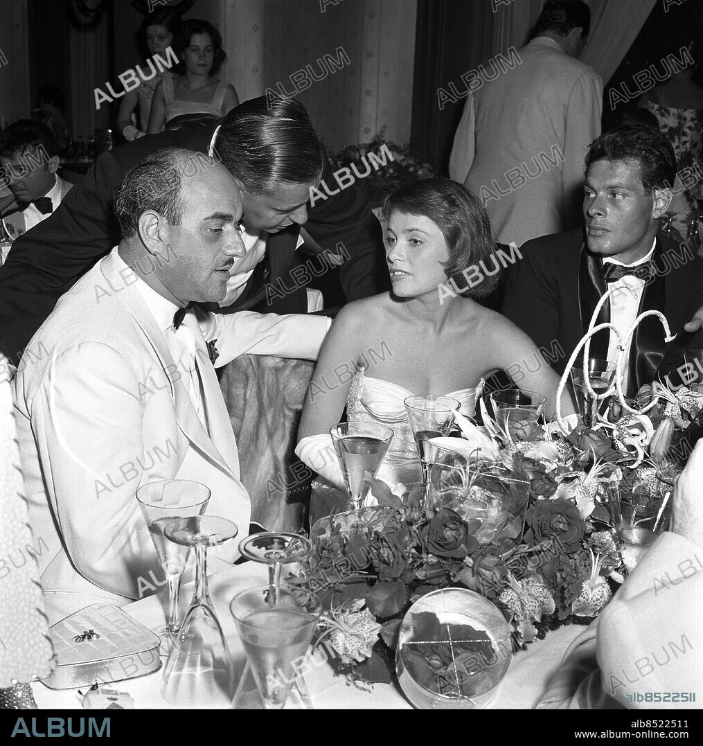 BERLIN 1957-07-01. Skådespelaren Ulla Jacobsson i samtal med tyske producenten Arthur Brauner vid filmfestivalen i Berlin. Foto: TT Historical / Kod 1902.