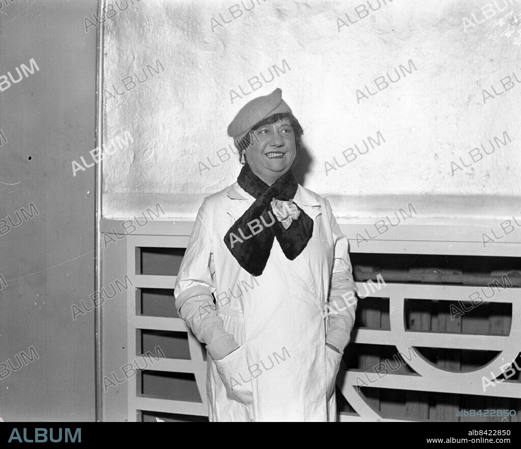 Göteborg - 1937-12-31 (fotograferingsdatum) - Premiär dagen efter - 1938-01-01 - Karl Gerhard-revyn Vi västerhavstorskar på Folkteatern - Rut Holm - *** Local Caption *** Låda Krep 2014-01. KAMERAREPORTAGE.