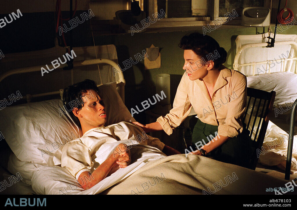 BILLY CRAWFORD y CLARA BELLAR en DOMINION: PREQUEL TO THE EXORCIST, 2005, dirigida por PAUL SCHRADER. Copyright WARNER BROS. PICTURES / STRIZZI, SERGIO.