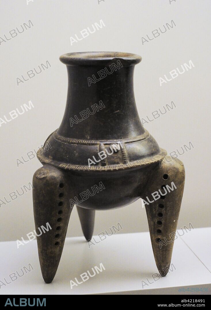 Vasija trípode con patas-sonajero. Cerámica. Período VI (1000-1500 d. C.). Región de Nicoya, Costa Rica. Museo de América. Madrid. España.