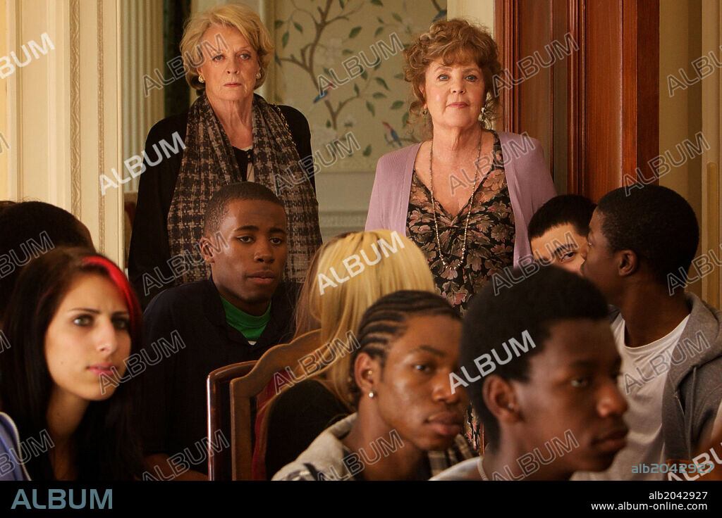 MAGGIE SMITH and PAULINE COLLINS in QUARTET, 2012, directed by DUSTIN HOFFMAN and JULIA SOLOMONOFF. Copyright HEADLINE PICTURES.