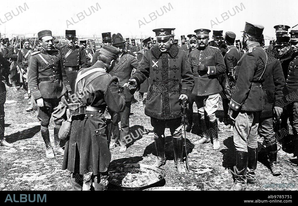 28 marzo 1921. Madrid. Maniobras Militares en Fuenlabrada. El capitán General, Sr. Aguilera (X), Probando el rancho del regimiento de Asturias. Foto: Bonilla.