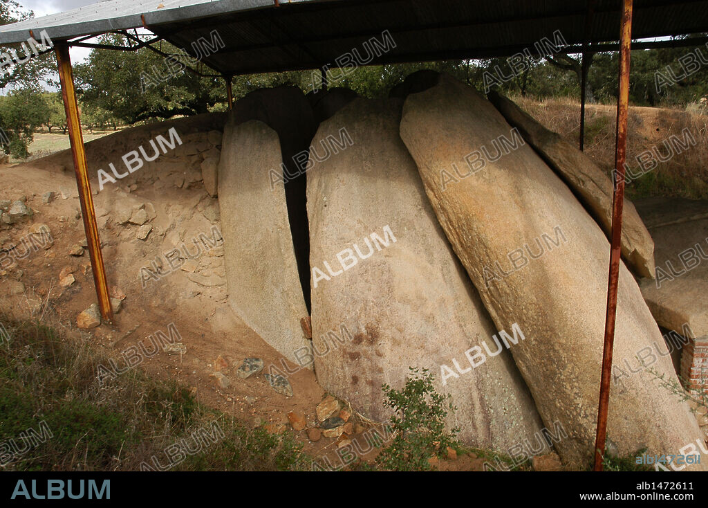 ARTE PREHISTORICO. NEOLITICO. PORTUGAL. ANTA (DOLMEN) GRANDE DO ZAMBUJEIRO. Fechado entre 4000-3500 a. C, es uno de los mayores monumentos megalíticos de la Península Ibérica. Formado por una cámara poligonal construida a base de siete grandes piedras de 8 m. de altura y un corredor cubierto. La entrada estaba marcada por un gran menhir decorado, actualmente derribado. EVORA. El Alentejo.