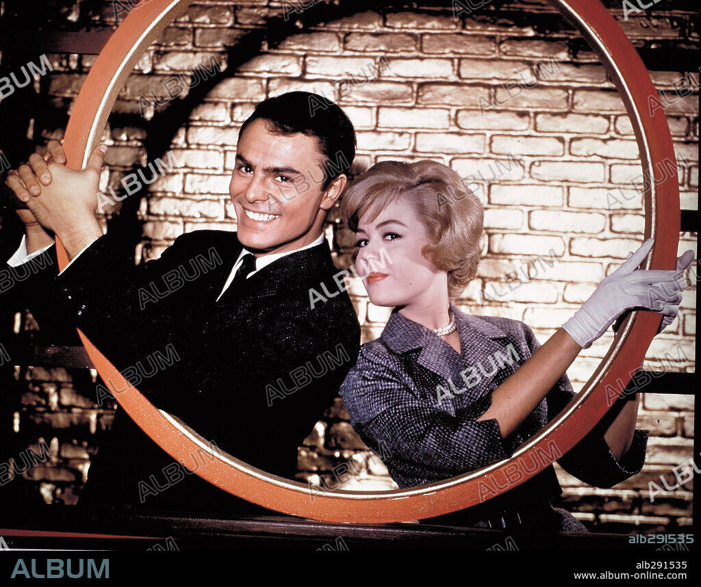 JOHN SAXON y SANDRA DEE en MAMÁ NOS COMPLICA LA VIDA, 1958 (THE RELUCTANT DEBUTANTE), dirigida por VINCENTE MINNELLI. Copyright M.G.M.