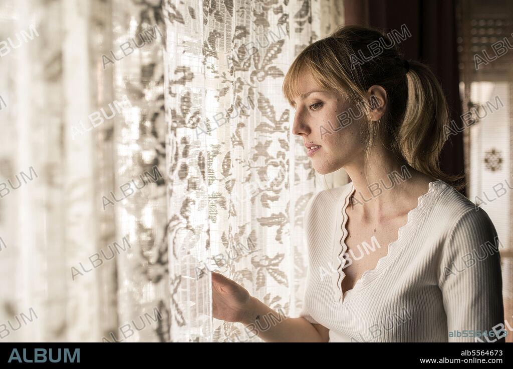 NATALIA DE MOLINA in UNFINISHED AFFAIRS, 2022 (LA MANIOBRA DE LA TORTUGA), directed by JUAN MIGUEL DEL CASTILLO. Copyright A CONTRACORRIENTE FILMS.