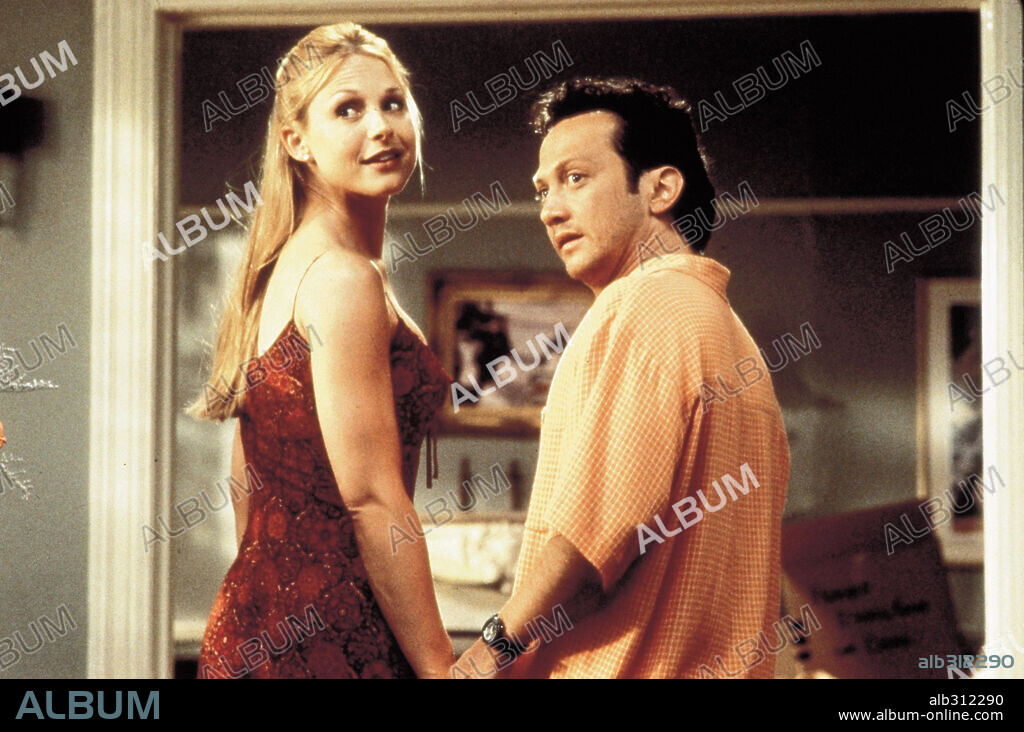 ARIJA BAREIKIS y ROB SCHNEIDER en GIGOLO, 1999 (DEUCE BIGALOW: MALE GIGOLO), dirigida por MIKE MITCHELL. Copyright TOUCHSTONE PICTURES.