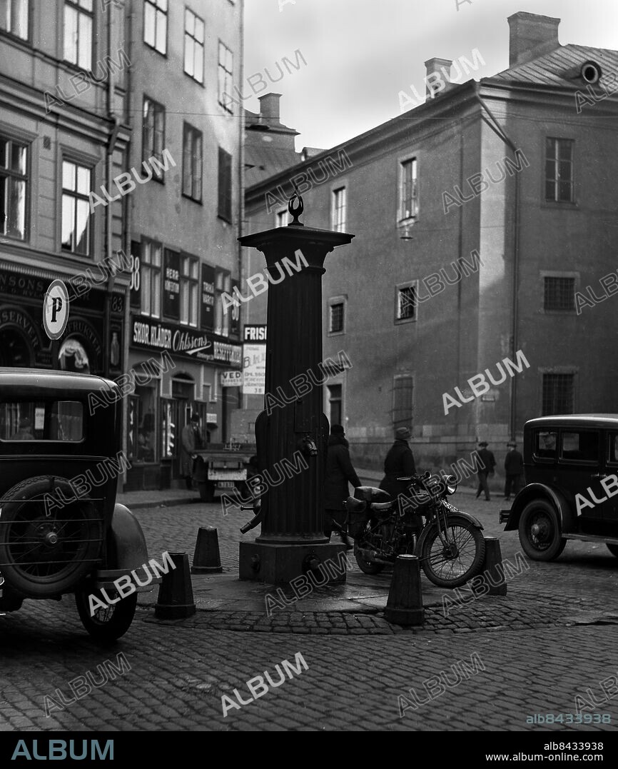 ARKIV 1927. Järntorget i Gamla Stan med pumpen som finns kvar än idag. Dock utan vatten. Stockholms näst älsta torg har anor från 1300-talet. Stortorget är något äldre. Järntorget in the Old town.. Foto:Scanpix Historical/1900. Scanpix Sweden.
