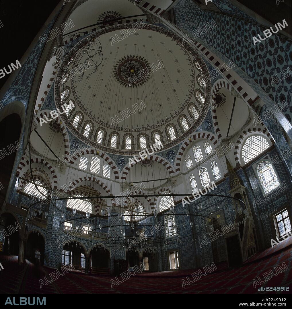 MIMAR SINAN. ARTE ISLAMICO-ESTILO OTOMANO. TURQUIA. RÜSTEM PASA CAMII. Mezquita proyectada por el gran arquitecto SINAN por encargo del gran visir de Solimán el Magnífico, Rüstem Pasa. Vista general del interior, con una cúpula central apoyada sobre cuatro pilares octogonales y semicúpulas. La decoración a base de azulejos vidriados fue realizada por ceramistas de IZNIK. ESTAMBUL.