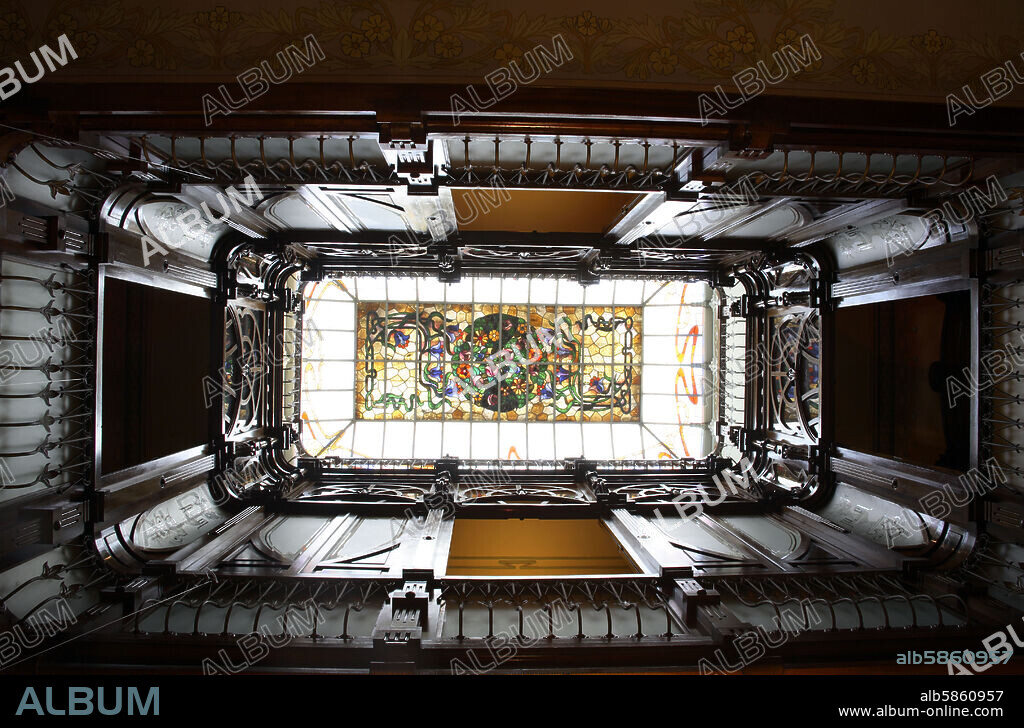 Novelda; Casa / Museo Modernista; bello patio central con tallados de madera.