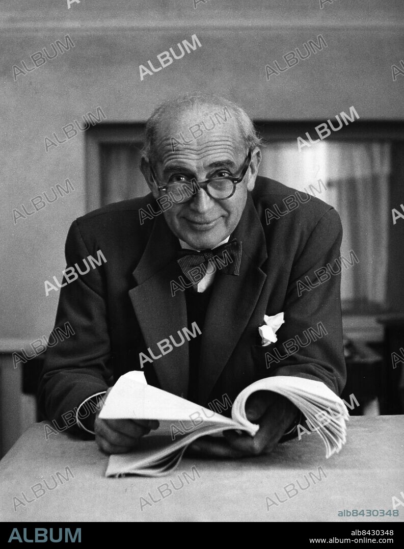 ARKIV 19561105.. Lars Egge, operettsångare, skådespelare och teaterchef, i samband med en uppsättning av operetten "Djävulsryttaren".. Foto: Bertil S-son Åberg / SVT / Kod: 5600. RiR sv/v 13192. Mapp: Egge, Lars.