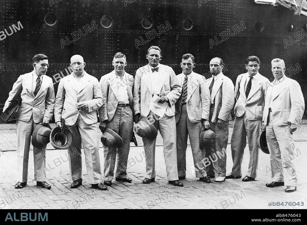 INDIEN BOMBAY 1934-07-17. Orig. bildtext... DISASTER OVERTAKES GERMAN HIMALAYAN EXPEDITION News has been received that disaster has overtaken the German Himalayan Expedition, which recently set put to conquer the range. Herren Merkl, Wieland and Welzenbach, have been missing for days amid terrific blizzards during the expeditions attempt on Mount Nanga Parbut. Attempts to rescue the expedition have so far failed. Photo shows:- Members of the German Himalayan Expedition on arrival at Bombay. Foto: Planet News / AB Text & Bilder / SVT / Kod: 5600 Mapp: Merkl, Willi Deutsche Nanga-Parbat-Expedition 1934 Tysk expedition till Nanga Parbat 1934 i Brittiska Indien, nuvarande Pakistan. Alla medlemmar i expeditionen omkom. Bergsbestigare persons: WILLI MERKL sites: BRITTISKA INDIEN;TYSKLAND*;BOMBAY.