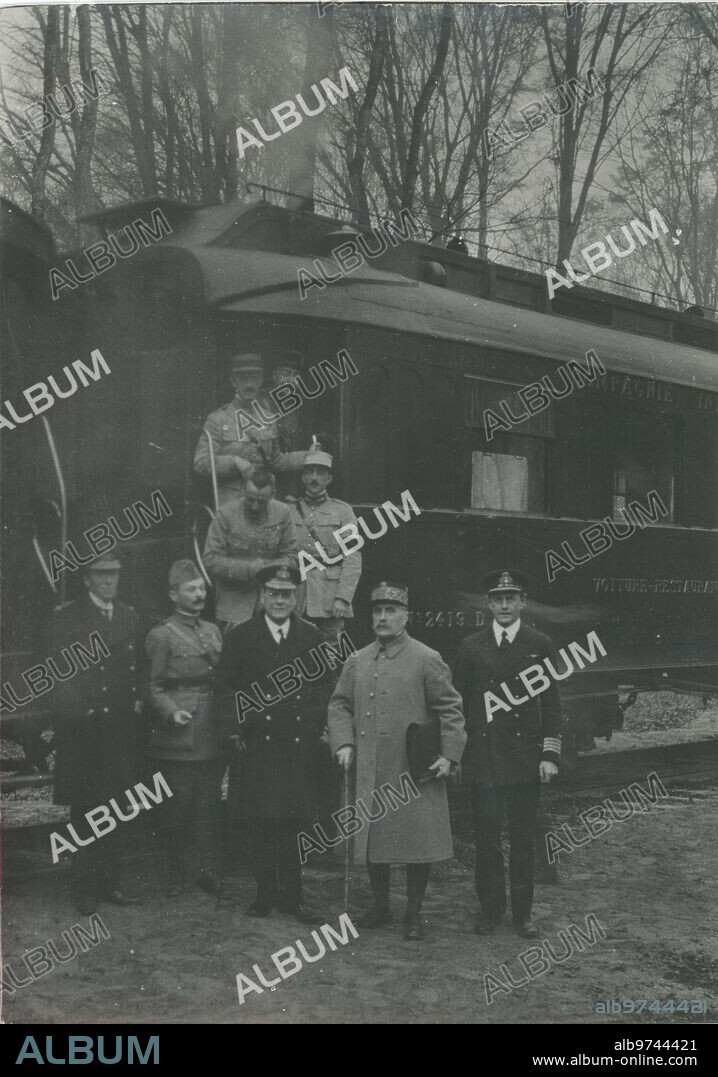 Compiègne (Francia), 11/11/1918. Primera Guerra Mundial. Firma del armisticio entre el Imperio alemán y los Aliados. En la imagen, los participantes del encuentro, Ferdinand Foch, Maxime Weygand, Rosslyn Wemyss, George Hope, Jack Marriott, Matthias Erzberger, Alfred von Oberndorff, Detlof von Winterfeldt y Ernst Vanselow.