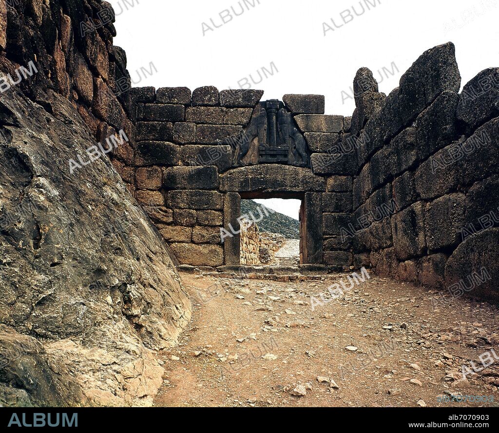 PUERTA DE LOS LEONES SITUADA EN EL MURO EXTERIOR QUE RODEA EL PALACIO DE MICENAS - HACIA 1250 AC - PIEDRA CALIZA.