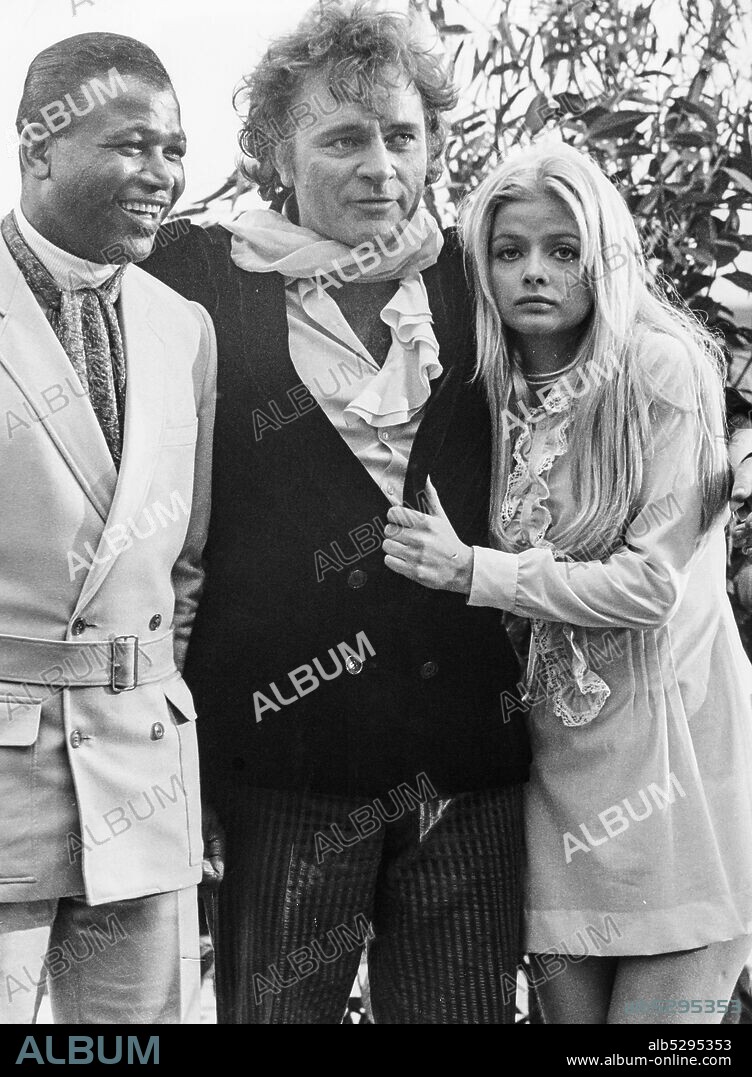 Sugar ray robinson. richard burton. ewa aulin. 1967. (Photo by: Marka/Universal Images Group via Getty Images).