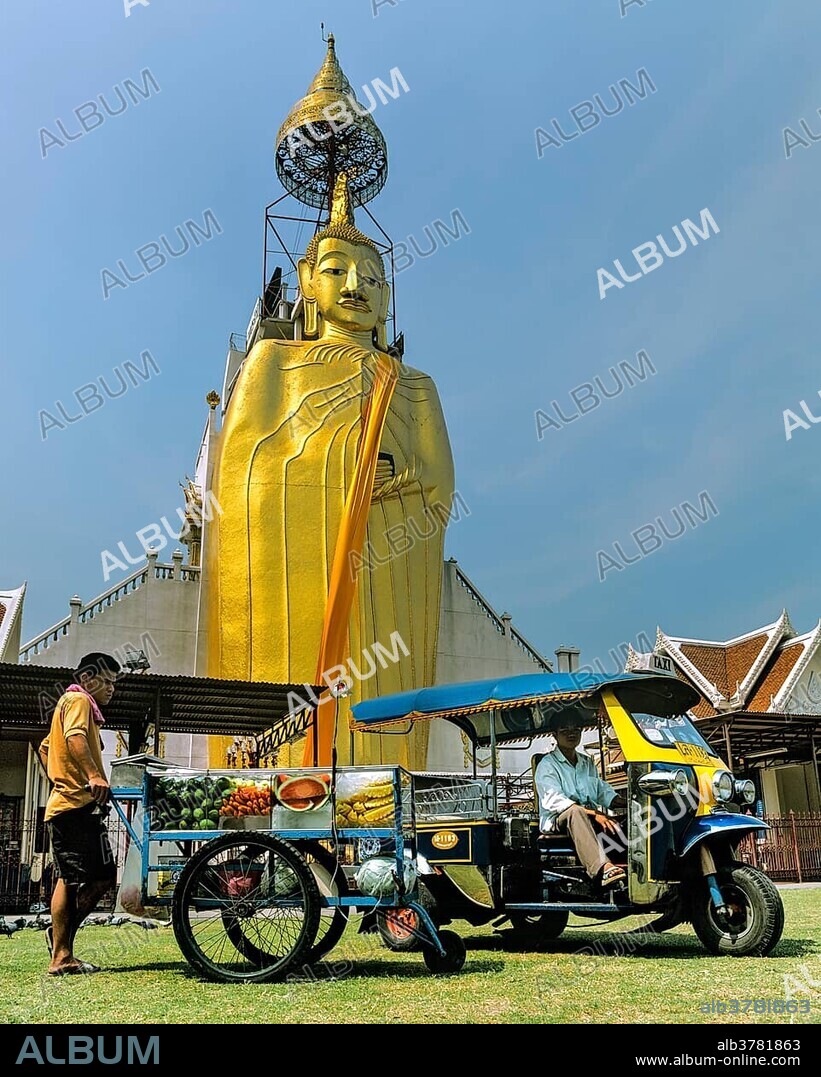 Luang Pho Tho, 32 m tall Buddha statue of Wat Intharawihan, Wat Indra, tuk tuk, Bangkok, Central Thailand, Thailand, Asia.