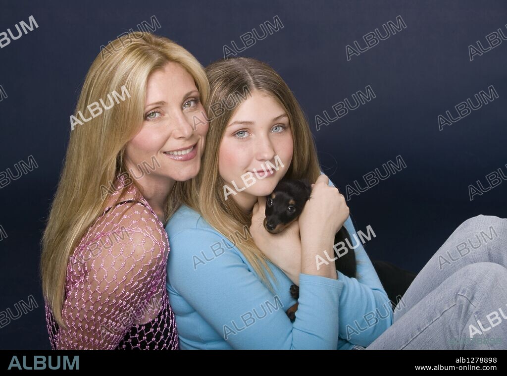 PAMELA BACH und TAYLOR-ANN HASSELHOFF. May 07, 2007 - Studio City, CA, USA - EXCLUSIVE IMAGE - David Hasselhoff's ex-wife has called the actor's latest public attack on her part of an 'all-out hate fest'. Bach's attorney, Debra Opri has released a statement saying, 'His private conduct behind the scenes continues to be deplorable in that he refuses to accept responsibility for his actions by transferring blame to his ex-wife.' PICTURED: Oct 24, 2003 - Studio City, CA, USA - (File Photo) PAMELA BACH, ex-wife of David Hasselhoff, and their daughter TAYLOR HASSELHOFF. (Credit Image: © Alan Weissman/ZUMA Press). 07/05/2007