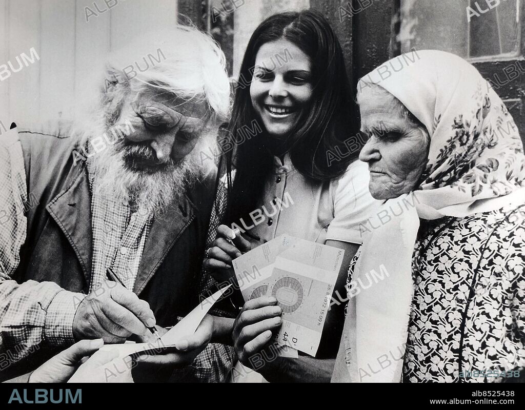 ARKIV 1972AUG. Sveriges blivande drottning Silvia Sommerlath som OS-värdinna tillsammans med Timofej Wassiljewitsch Prochorow alias Eremiten Timofej och hans fru Natascha vid de olympiska spelen i München 1972.. Foto: Svenskt Pressfoto / SCANPIX / Kod: 20360. ----------------------------------------------------------------. FILE 1972AUG. Sweden's future queen Silvia Sommerlath as Olympic hostess poses together with Timofej Wassiljewitsch Prochorow alias Hermit Timofej and his wife Natascha during the Olympic Games in Munich in August 1972.. Photo: Svenskt Pressfoto / SCANPIX SWEDEN / Code: 20360.