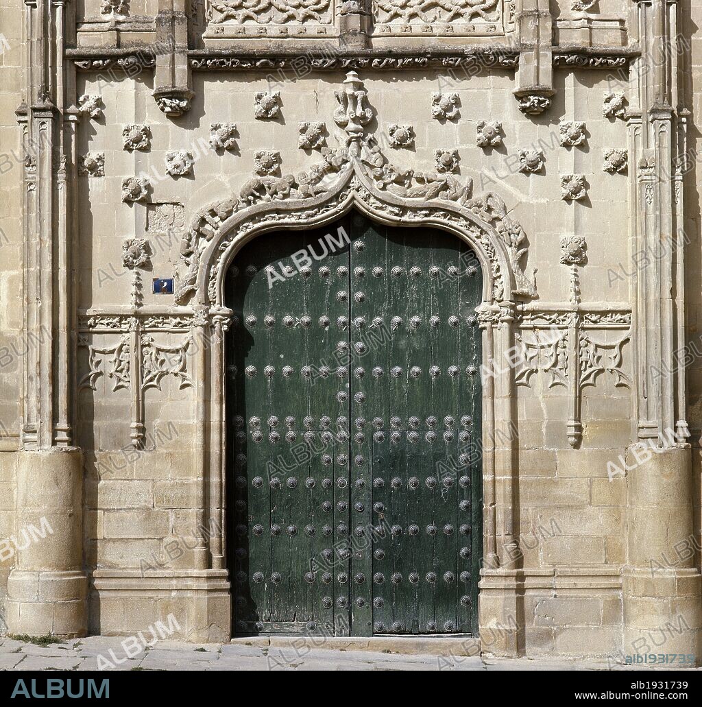 ARTE GOTICO. ESPAÑA. PALACIO DE JABALQUINTO. Construído por encargo de Juan Alfonso de Benavides Manrique a finales del siglo XV. Vista parcial de la FACHADA decorada en estilo gótico isabelino. La puerta, enmarcada por pináculos góticos, forma un arco conopial. BAEZA. Provincia de Jaén. Andalucía.