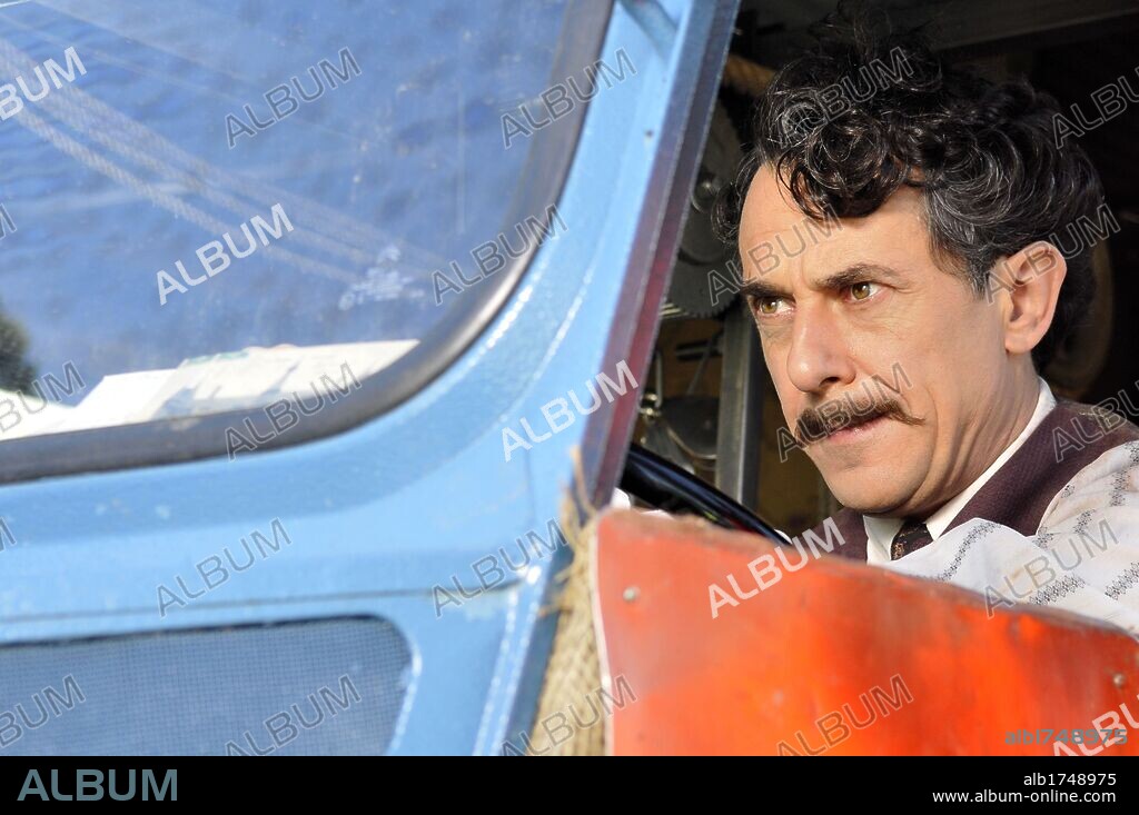 PERE PONCE in SNOWFLAKE, THE WHITE GORILLA, 2011 (COPITO DE NIEVE), directed by ANDRES G. SCHAER. Copyright CASTELAO PRODUCTIONS.