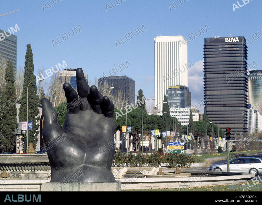FERNANDO BOTERO ANGULO (1932-). LA MANO - SIGLO XX - ESCULTURA EN BRONCE INSTALADA EN EL PASEO DE LA CASTELLANA.