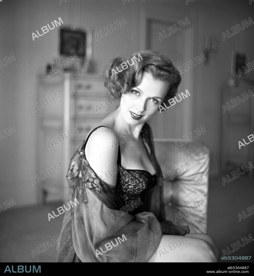 NOREEN NASH. Circa 1950, Hollywood, California, USA: 1940's American actress and model NOREEN NASH wearing lingerie and looking seductive in the bedroom.