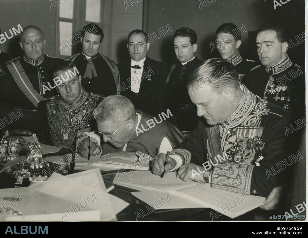 Vatican City, 08/27/1953. Signature of the Concordat between the Spanish State and the Holy See. In the image, a moment of the signing. Monsignor Domenico Tardiani and ambassador Fernando María Castiella sign the documents before Alberto Martín Artajo.