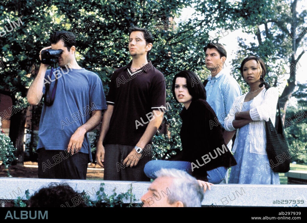 ELISE NEAL, JAMIE KENNEDY, JERRY O'CONNELL, NEVE CAMPBELL and TIMOTHY OLYPHANT in SCREAM 2, 1997, directed by WES CRAVEN. Copyright DIMENSION FILMS / WRIGHT, KIMBERLY.