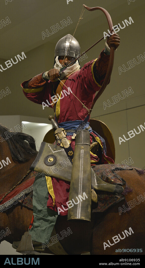 Soldado de Caballería Ligera del Reino de Granada, disparando un arco compuesto. Reproducción, detalle. Museo del Ejército. Toledo. España.