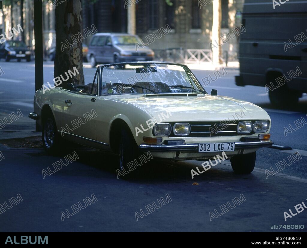 AUTOMOVIL PEUGEOT DESCAPOTABLE DE LOS AÑOS 50 ESTACIONADO.