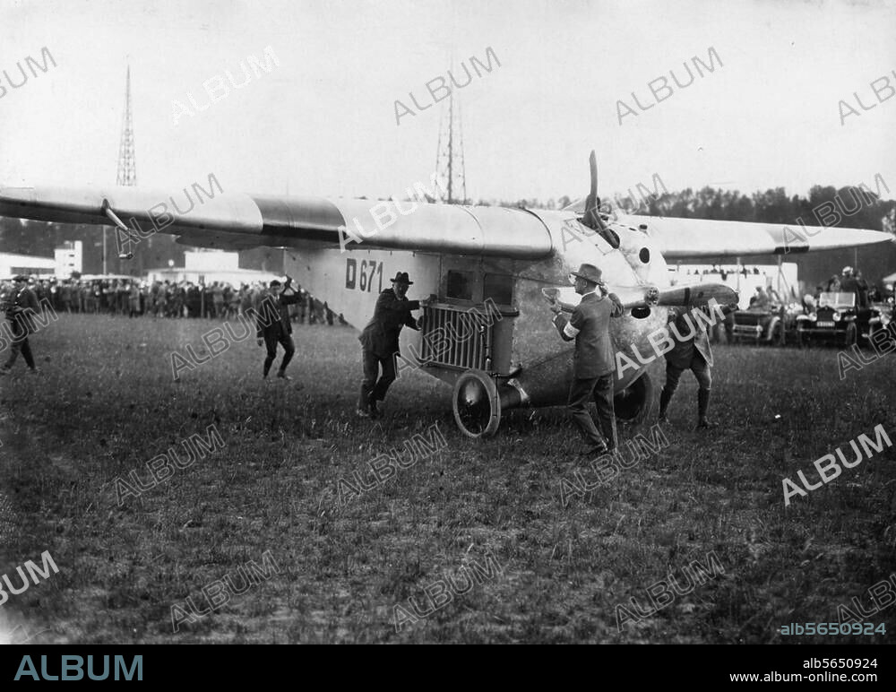 Luftfahrt:. Flugzeuge. Deutscher Rundflug 1925 (B.Z.-Preis der Lüfte): Teilnehmerflugzeug Focke-Wulf A/6 D-671 in Tempelhof. Foto.