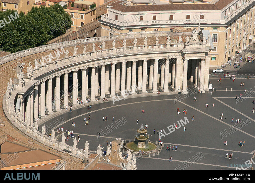 VATICANO. CIUDAD DEL VATICANO. Vista general de la PLAZA DE SAN PEDRO, con la COLUMNATA diseñada por Gian Lorenzo BERNINI entre 1656 y 1665. Al fondo, el puente Sant'Angelo sobre las aguas del Tíber.