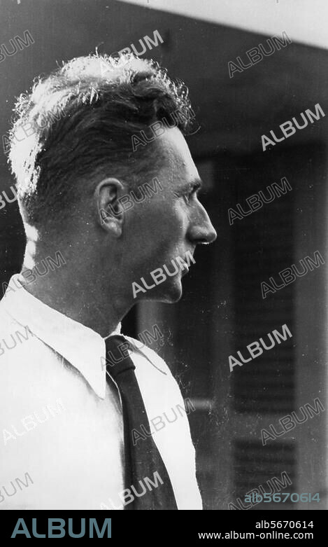 Schweitzer, Hans (Herbert), Pseudonym: Mjölnir bzw. Mjoelnir; dt. Grafiker; ab 1935 Reichsbeauftragter für künstlerische Formgebung; ab 1943 Zeichner bei einer Propagandakompanie; Berlin 25.7.1901 - Landstuhl 15.9.1980. Porträtaufnahme. Foto (Ursula Litzmann) um 1941.