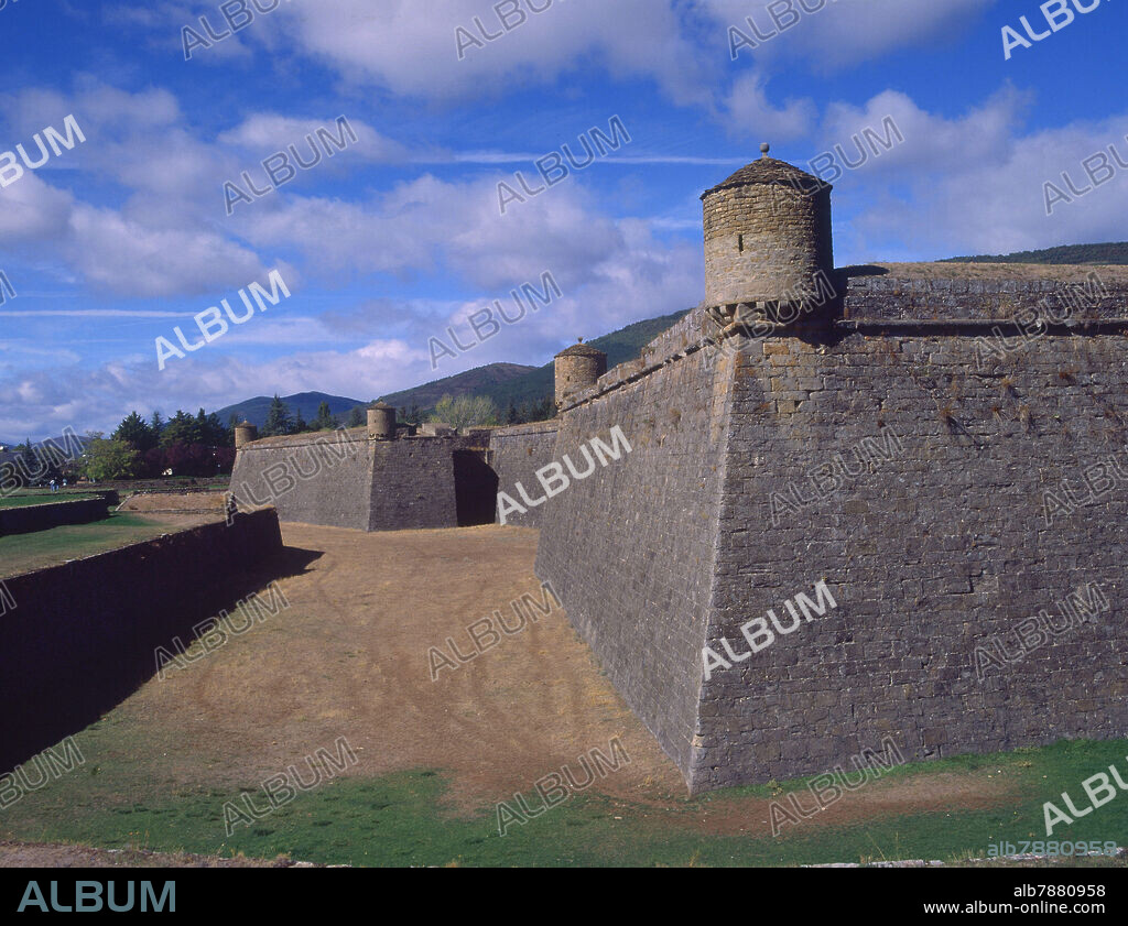 MURALLA Y FOSO DEL CASTILLO DE SAN PEDRO INICIADO EN 1591.