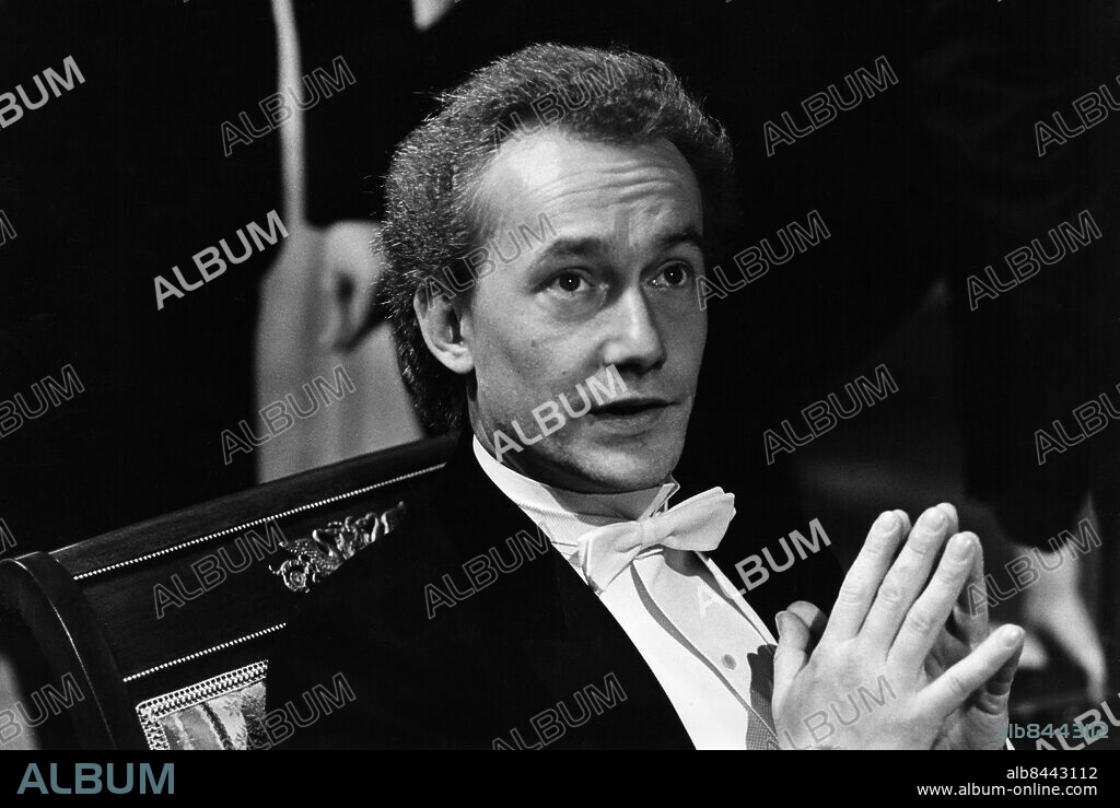 1972-07-03.. KVARTETTEN SOM SPRÄNGDES. TV-bearbetning i 6 delar av Birger Sjöbergs roman i regi av Hans Alfredson.. Sänt första gången 1973-04-01.. Här ses Gösta Ekman, skådespelare, i rollen som fondmäklaren Petrus Anker.. Foto: Bo-Aje Mellin / SVT / Kod: 5600. Bild och reportage publ. i RiR 14/73.. RiR 20573 sv/v. Mapp: TV Kvartetten som sprängdes TVteater.