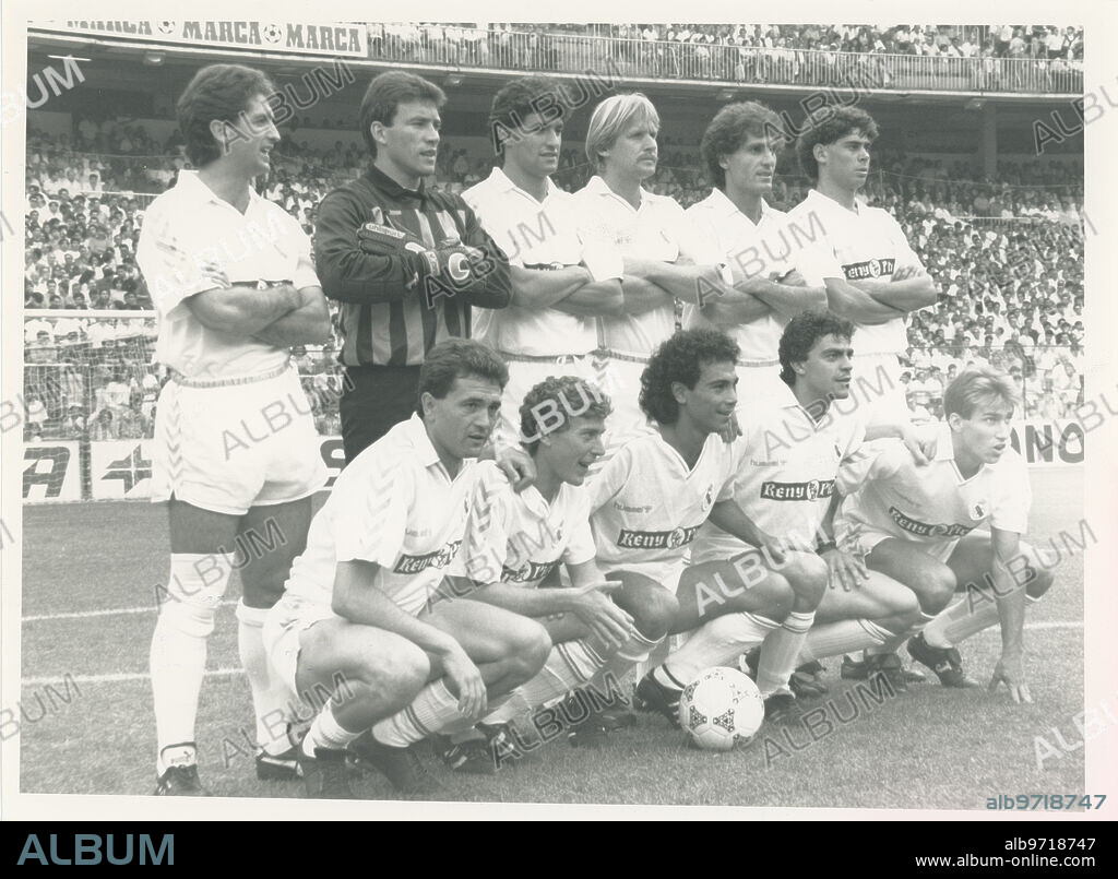 Partido de liga disputado en el estadio Santiago Bernabéu temporada 1989 1990. En la imagen, arriba de izquierda a derecha, Chendo, Buyo, Michel, Schuster, Ruggeri y Hierro. Debajo, de izquierda a derecha, Gordillo, Butragueño, Hugo Sánchez, Sanchís y Martín Vázquez.