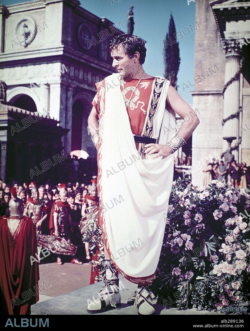 ANTONIUS (MARCUS ANTONIUS) and RICHARD BURTON. RICHARD BURTON in CLEOPATRA, 1963, directed by JOSEPH L. MANKIEWICZ. Copyright 20TH CENTURY FOX.