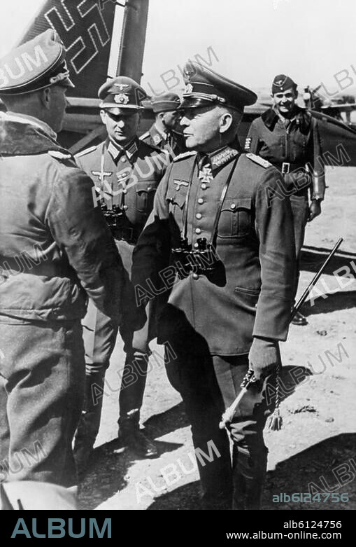 Kleist, Ewald von Generalfeldmarschall (Wehrmacht). im 2. Weltkieg, (8.8.1881 Braunfels-Nov. 1954 Wladimirowka / UdSSR). - Generalfeldmarschall von Kleist bei seiner Ankunft auf einem Feldflugplatz. (2. Weltkrieg, Ostfront?). PK-Foto (Liedke), Mai 1943.