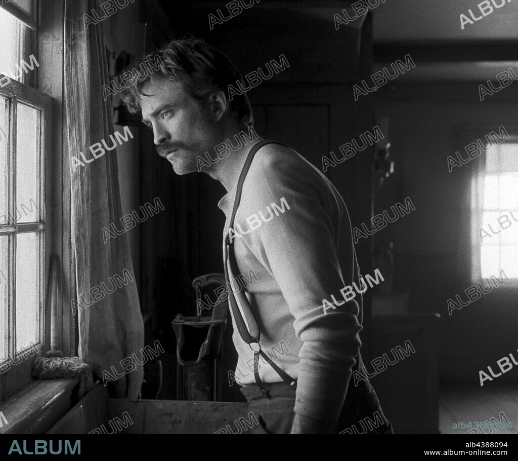 ROBERT PATTINSON en EL FARO, 2019 (THE LIGHTHOUSE), dirigida por ROBERT EGGERS. Copyright NEW REGENCY PICTURES.