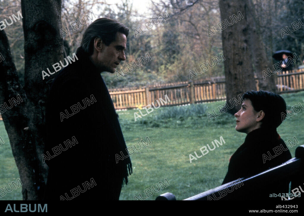 JEREMY IRONS and JULIETTE BINOCHE in DAMAGE, 1992 (FATALE), directed by LOUIS MALLE. Copyright SKRIBA/STUDIO CANAL/CHANNEL 4/CANAL+.